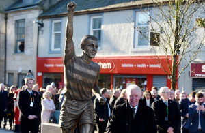 Άγαλμα του Bobby Lennox στο Saltcoats